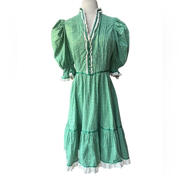 1970s Ditsy Floral Cotton Glass Button Prairie/Cottagecore/Gunne Sax Style Dr